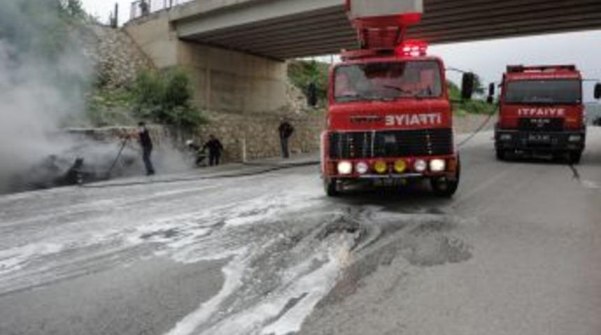 Seyir halindeki otomobil alev alev yandı