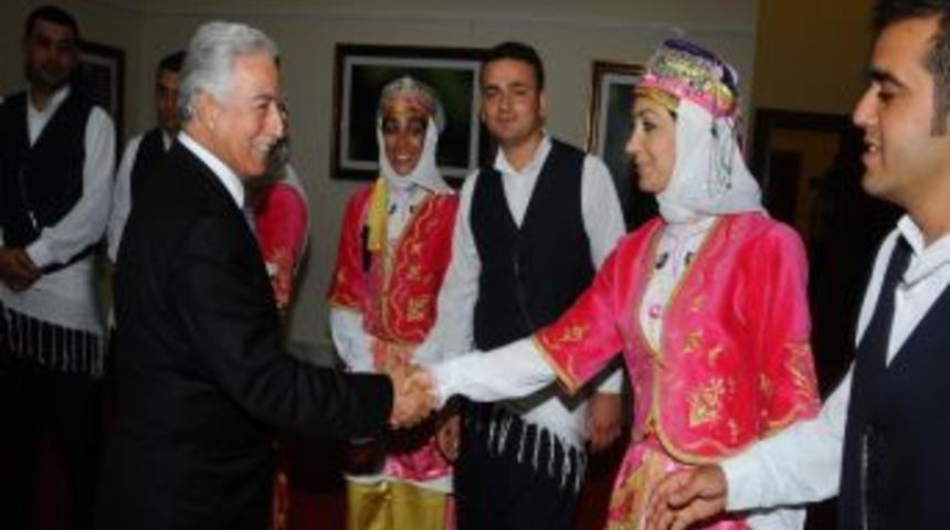 Aldırmaz Halk Oyunları Ekibini Kutladı