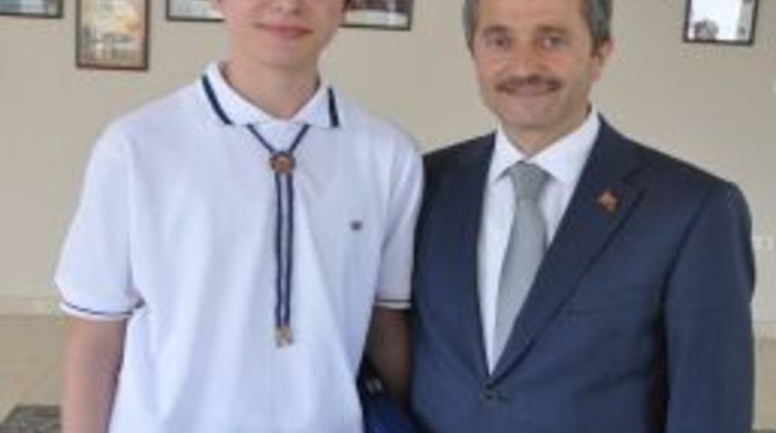 Alhan T&ouml;renle Medeni Cesaret &Ouml;d&uuml;l&uuml;n&uuml; Rekt&ouml;r &Ouml;zdemir'den Aldı