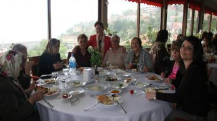 Valinin Eşinden Annelere Kahvaltı