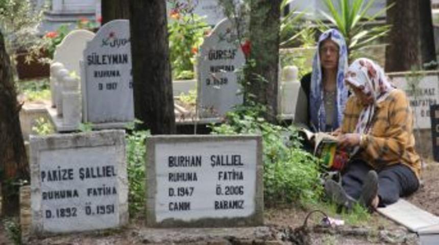 Mezarlıkta H&uuml;z&uuml;nl&uuml; Anneler G&uuml;n&uuml;