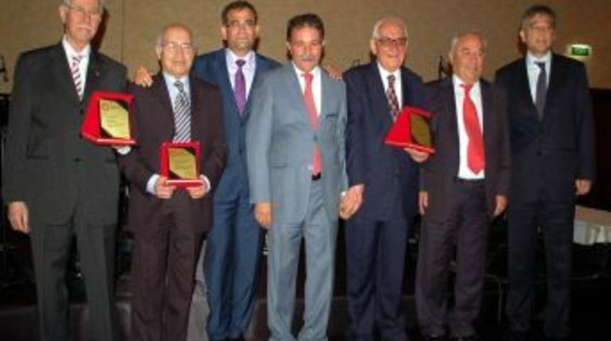 Meslekte 30 Ve 50 Yılını Dolduran Eczacılara Plaket