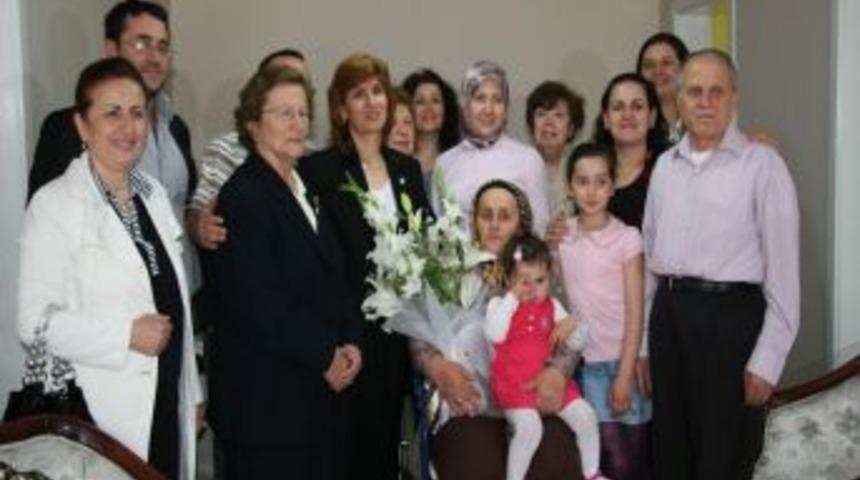 Anneler Derneği'nden Yılın Annesine Hediye