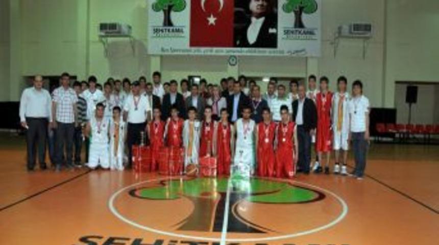 Şehitkamil  Basketbol Gen&ccedil;lik Kupası Sahibini Buldu