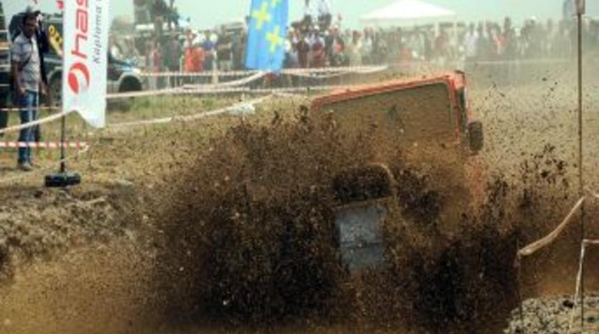 Samsun'da yarışa katılan Deli Kadir, fazla y&uuml;klenince aracını par&ccedil;aladı