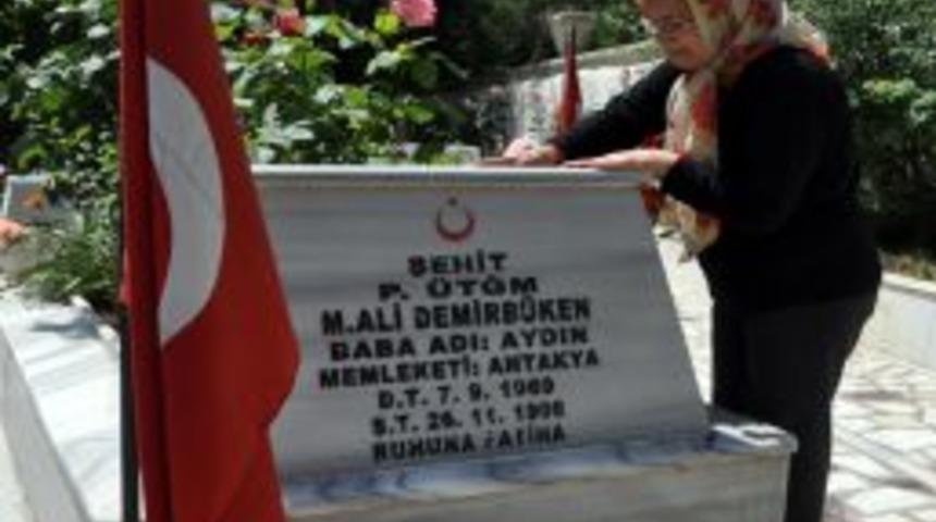Şehit annesi: Bak oğlum yine Anneler G&uuml;n&uuml;'nde geldim