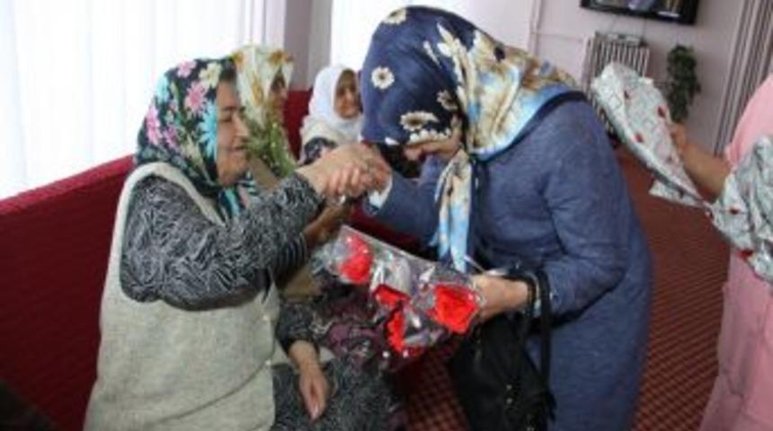 Başkan Akkaya, huzurevindeki annelerin g&uuml;n&uuml;n&uuml; kutladı