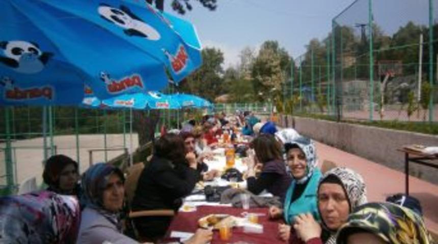 Ak Parti Kadın Kolları Anneler G&uuml;n&uuml;'n&uuml; Kutladı