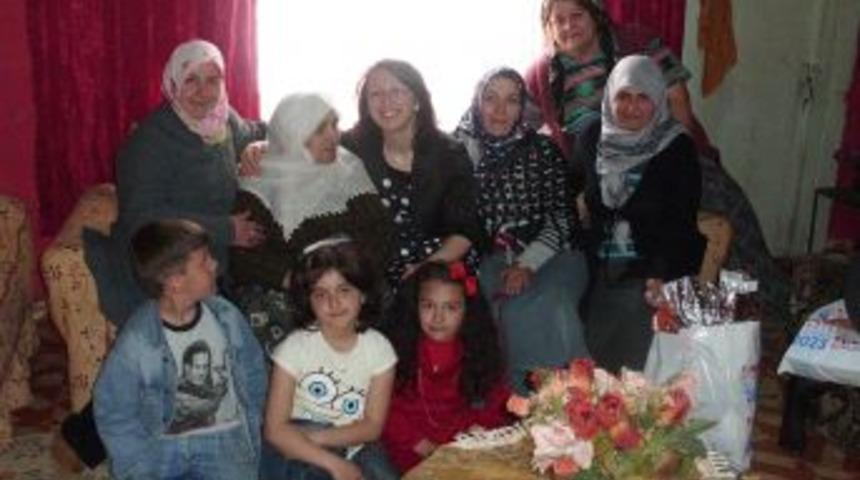 &Ccedil;at Kapı Ziyaret Ettikleri Annelere Karanfil Dağıttılar