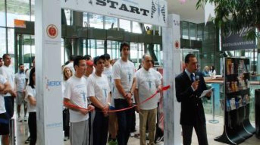 Kolon Kanseri İ&ccedil;in G&ouml;kdelene Koşarak &Ccedil;ıktılar