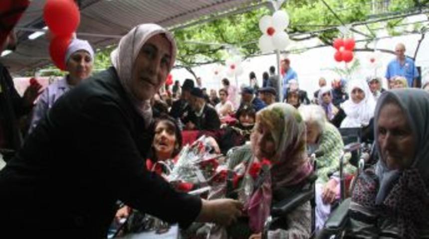 Başbakan Yardımcısı Arın&ccedil;'ın eşi, huzurevini ziyaret etti