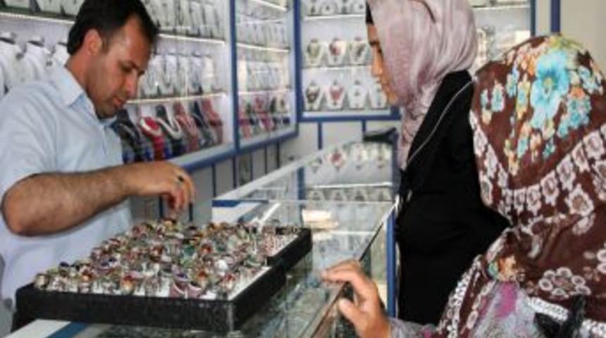 Annelerini telkari g&uuml;m&uuml;ş&uuml; ile sevindirdiler