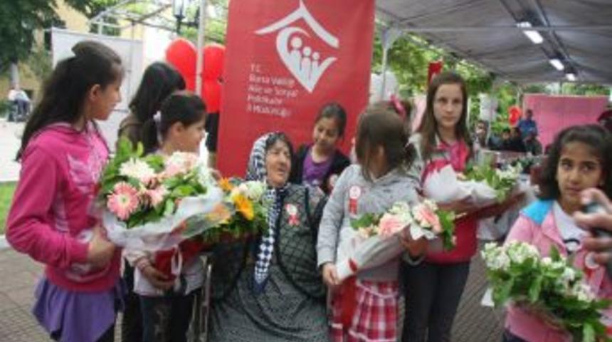 Kimsesiz &ccedil;ocukların ziyareti, huzurevi sakinlerini ağlattı