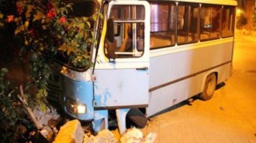 Dolmuş Minib&uuml;s Evin Bah&ccedil;esine Girdi