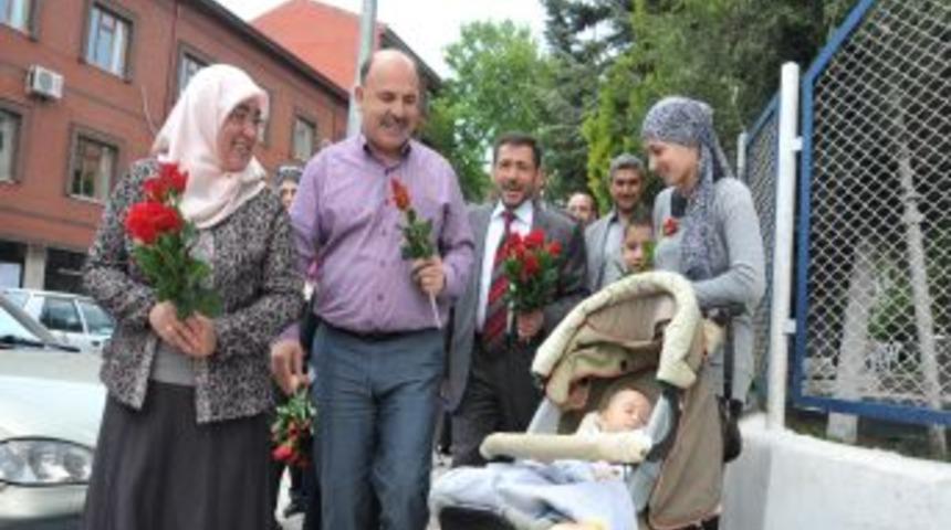 Polatlı'da annelere g&uuml;l ve eşarp dağıtıldı