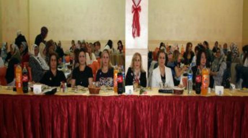 Midyatlı bayanlar Anneler G&uuml;n&uuml;'n&uuml; d&ouml;rt dilde kutladı