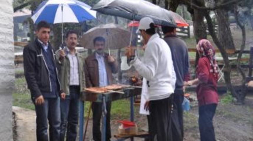 Huzurevinde kalan yaşlı anneler piknikte eğlendi