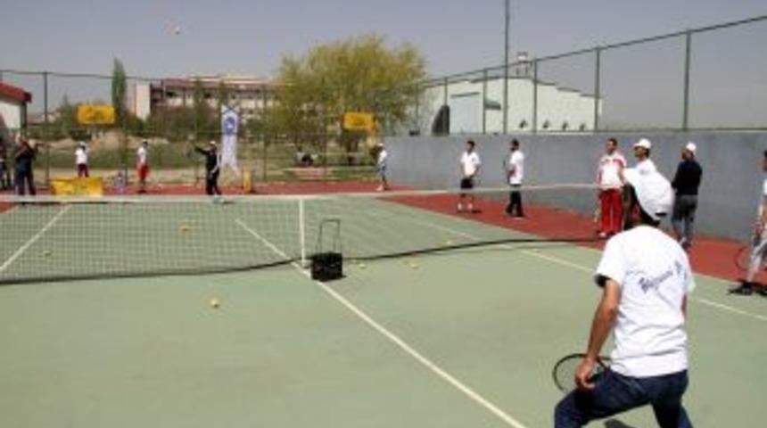 Yy&uuml;, Tenis Kortlarını Halka A&ccedil;ıt