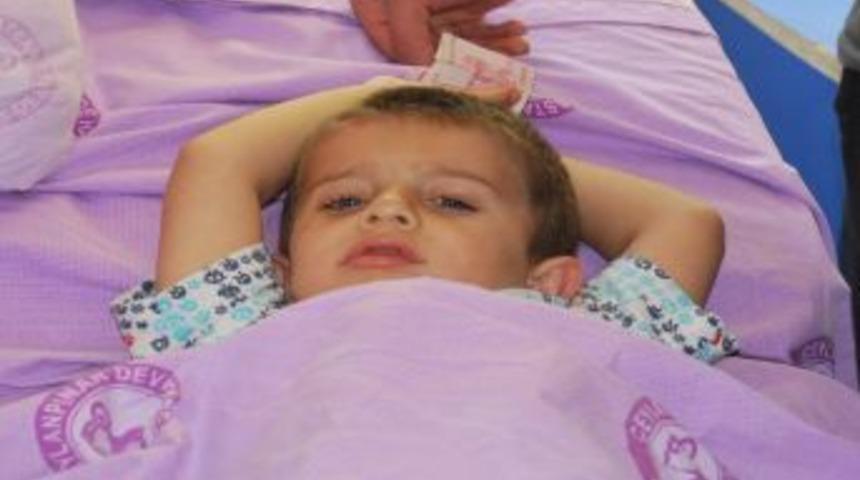 Otomobilin &Ccedil;arptığı &Ccedil;ocuk Yaralandı