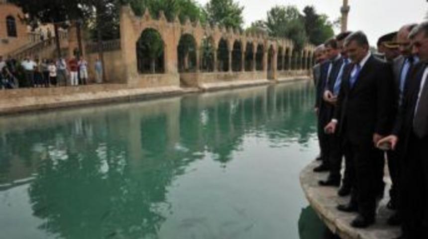 Cumhurbaşkanı G&uuml;l, Galatasarayı Twitter'dan Kutladı