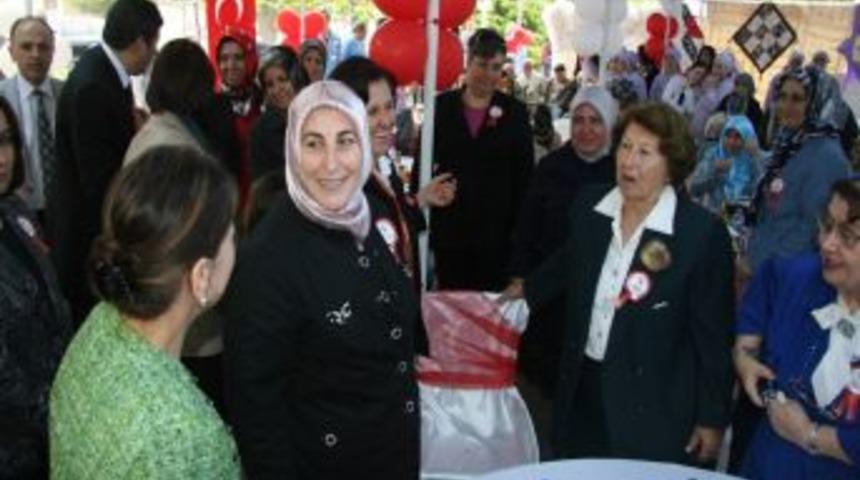 M&uuml;nevver Arın&ccedil;'tan Huzurevine Anneler G&uuml;n&uuml; Ziyareti