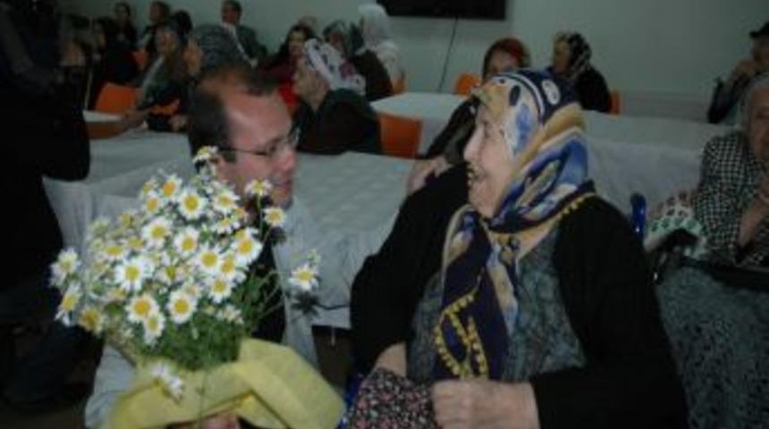 G&ouml;rme Engelliler Anneler G&uuml;n&uuml;n&uuml; Huzurevinde Kutladı