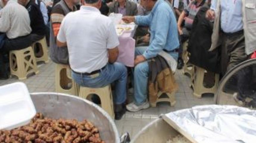 Kutlu Doğum Mevlidinde 6 Bin Kişiye K&ouml;fte İkram Edildi