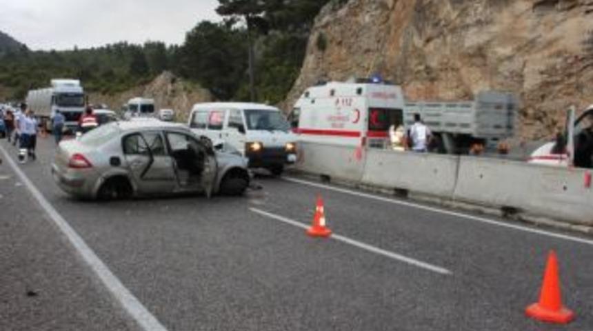 Korkuteli-Antalya yolunda kaza: 1 &ouml;l&uuml; 4 yaralı