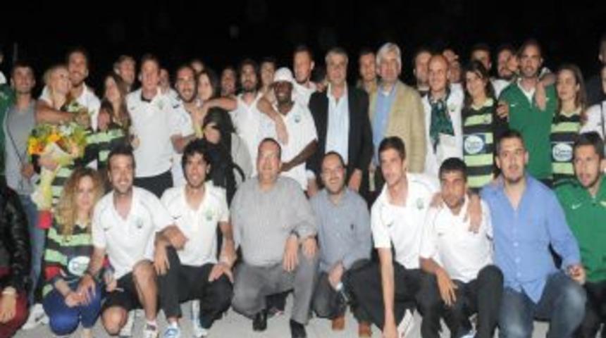 Akhisar'da S&uuml;per Lig'e &ccedil;ıkma kutlamaları sabaha kadar s&uuml;rd&uuml;