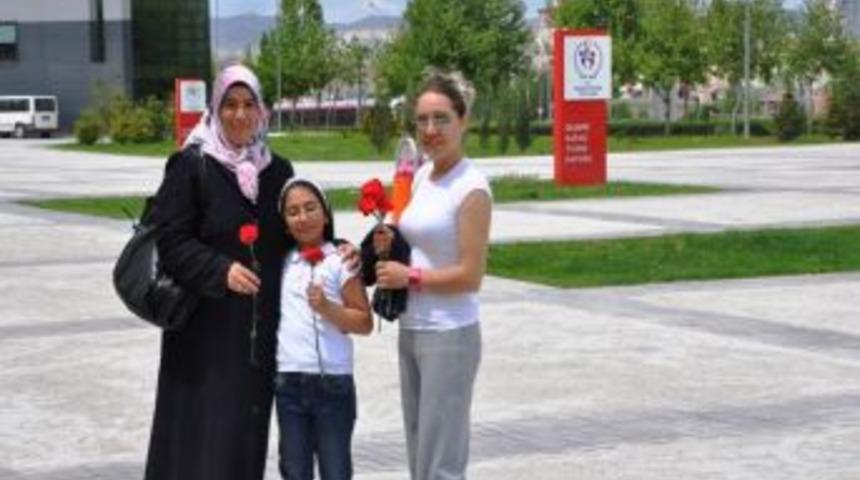 Havuzda Anneler G&uuml;n&uuml; Kutlaması