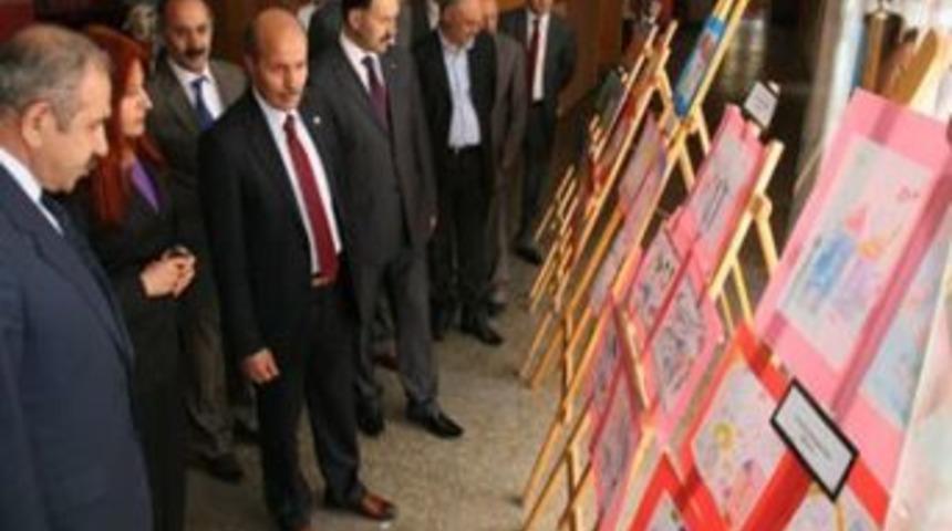 Anaokulu &Ouml;ğrencilerinden Anneler G&uuml;n&uuml;ne &Ouml;zel Sergi