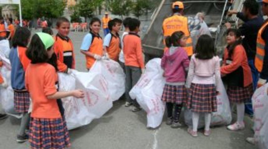 &Ouml;ğrenciler Temizlik Kampanyasına Yoğun İlgi G&ouml;sterdi