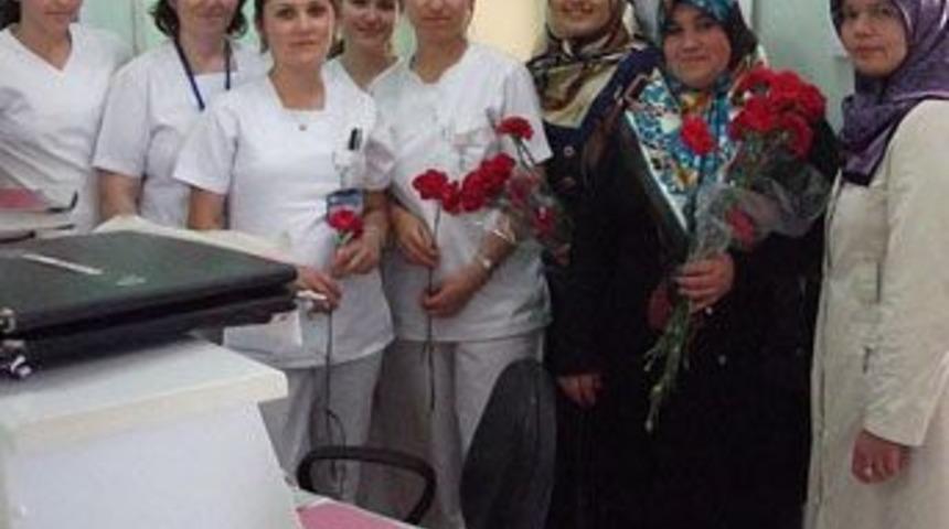 Saadet Partisi&rsquo;nden hemşirelere karanfil