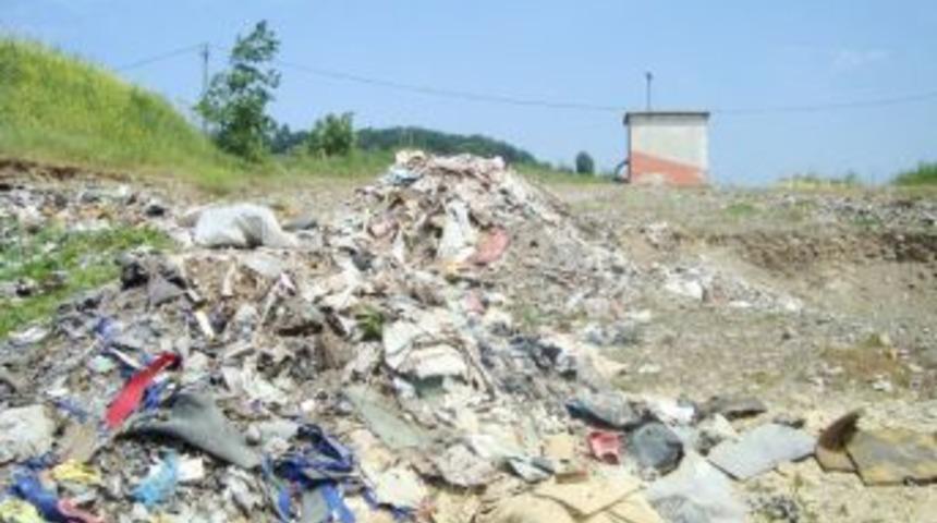 Su kuyularının yanına sanayi &ccedil;&ouml;p&uuml; d&ouml;k&uuml;l&uuml;yor