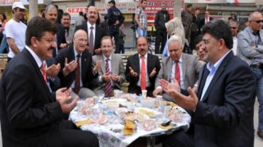 Yunus Emre Hoşg&ouml;r&uuml; Sofrası, dualarla a&ccedil;ıldı