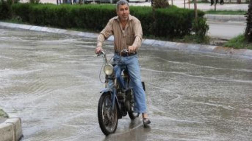 Adana'Da Kanalizasyon Borusu Patladı, Bulvarı Su Bastı