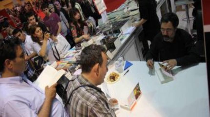 Yazar Ahmet &Uuml;mit Kitaplarını İmzaladı