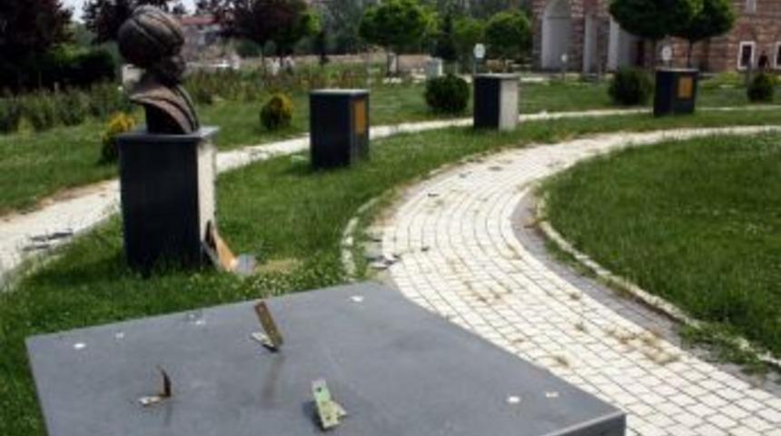 Bursa'Da Osmanlı Padişahlarına B&uuml;y&uuml;k Saygısızlık