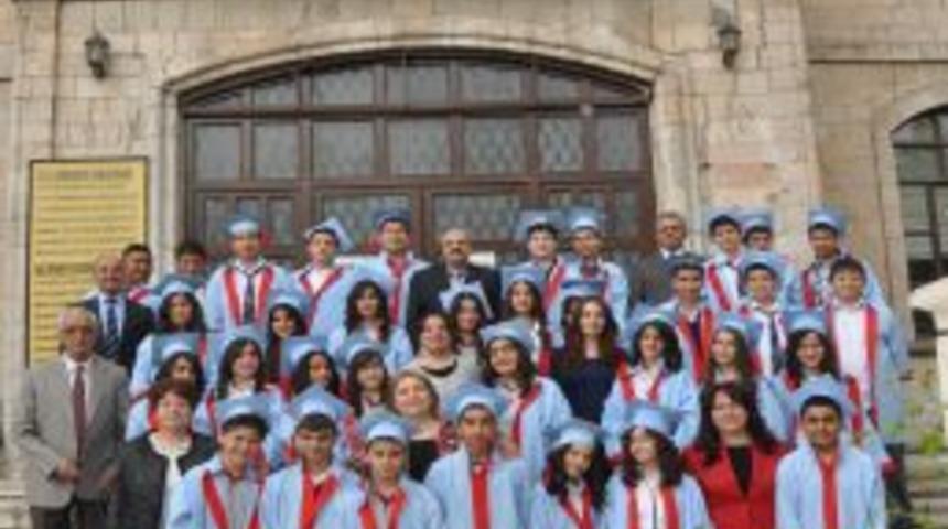 İlk&ouml;ğretim Okulundan Mezun Olmalarını Coşkuyla Kutladılar