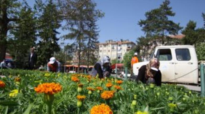 &Ccedil;ubuk'Ta Parklar Ve Yeşil Alanlar &Ccedil;i&ccedil;eklerle S&uuml;sleniyor
