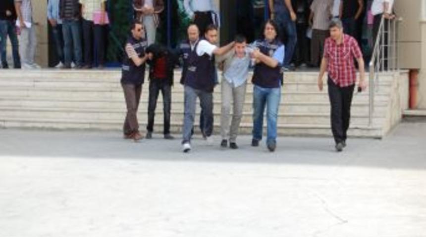 Soğukkanlı Hırsızlar, G&uuml;peg&uuml;nd&uuml;z Apartman Garajlarındaki Eşyaları Boşalttı