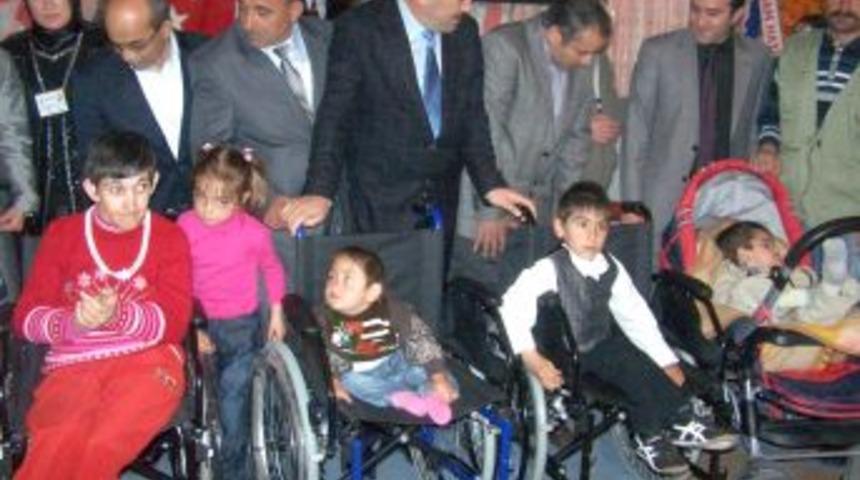 Anneler G&uuml;n&uuml;'Nde Engellilere Tekerlekli Sandalye Hediye Ettiler
