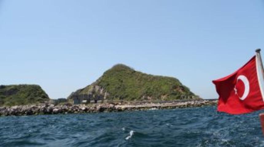 Hayırla Y&acirc;dedilmeyi Bekleyen &lsquo;Hayırsız Ada&rsquo;Nın Tek Sakini Siyah Kedi