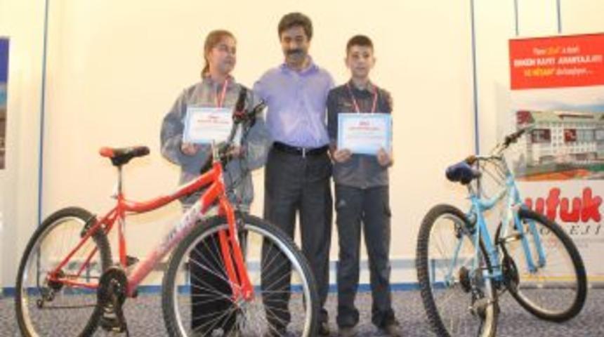 En &Ccedil;ok Kitap Okuyan &Ouml;ğrenciler &Ouml;d&uuml;llendirildi