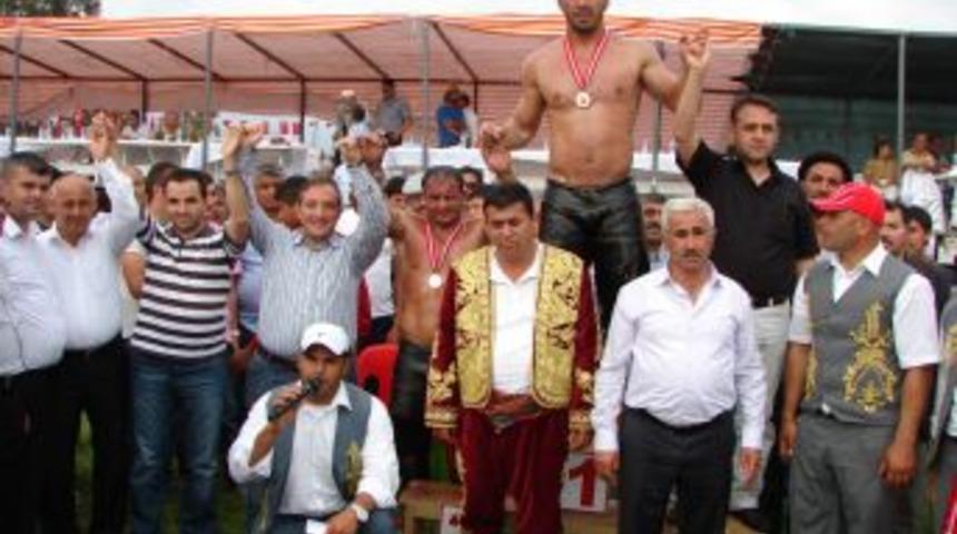 Hıdırellez G&uuml;reşlerinin Şampiyonu Ali G&uuml;rb&uuml;z