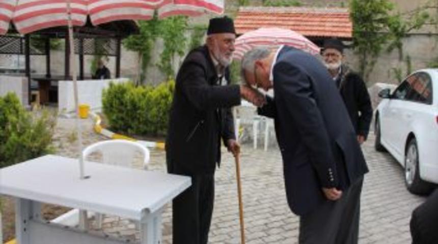 &Ccedil;ankırı Valisi &Ouml;zcan, Huzurevini Ziyaret Etti