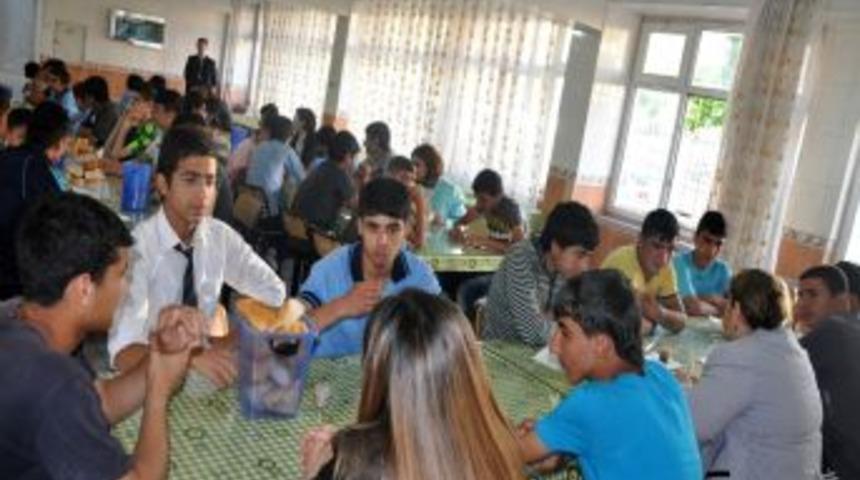 Siirt Valisi &Ccedil;olak'In Eşi, Anneler G&uuml;n&uuml;'Nde, Kimsesiz &Ccedil;ocukları Yalnız Bırakmadı