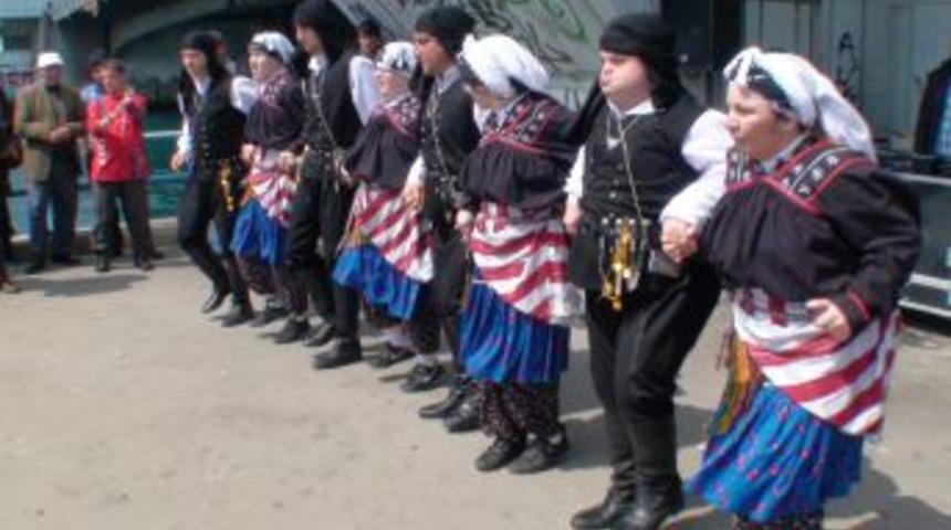 Engelli &Ccedil;ocuklar, Balık Tutup Horon Tepti