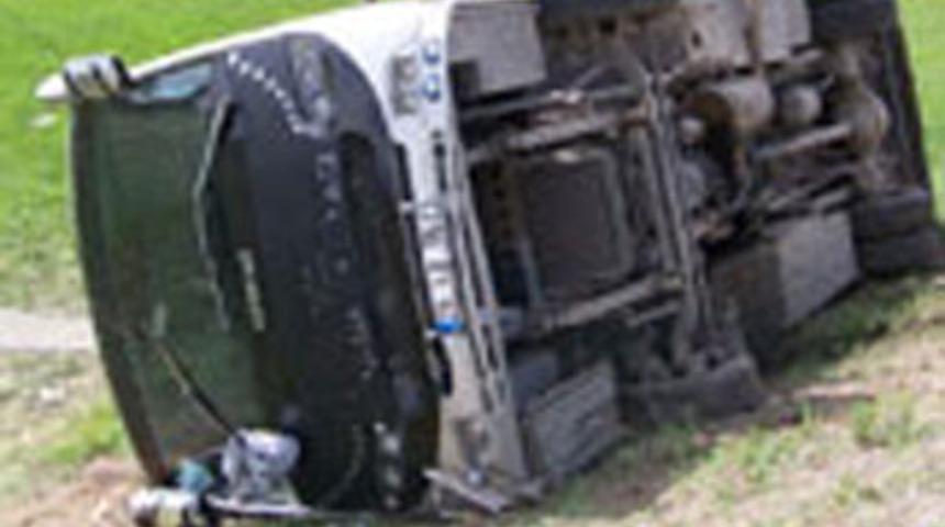 &Ouml;ğrenci otob&uuml;s&uuml; devrildi: 32 yaralı