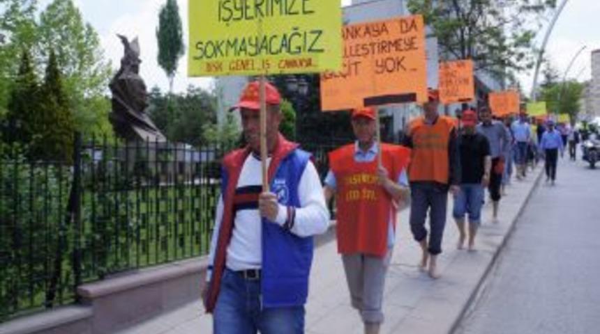 İş&ccedil;ilerin, Protokol Yolu&rsquo;Ndaki &Ccedil;ıplak Ayaklı Y&uuml;r&uuml;y&uuml;ş&uuml; Ses Getirdi